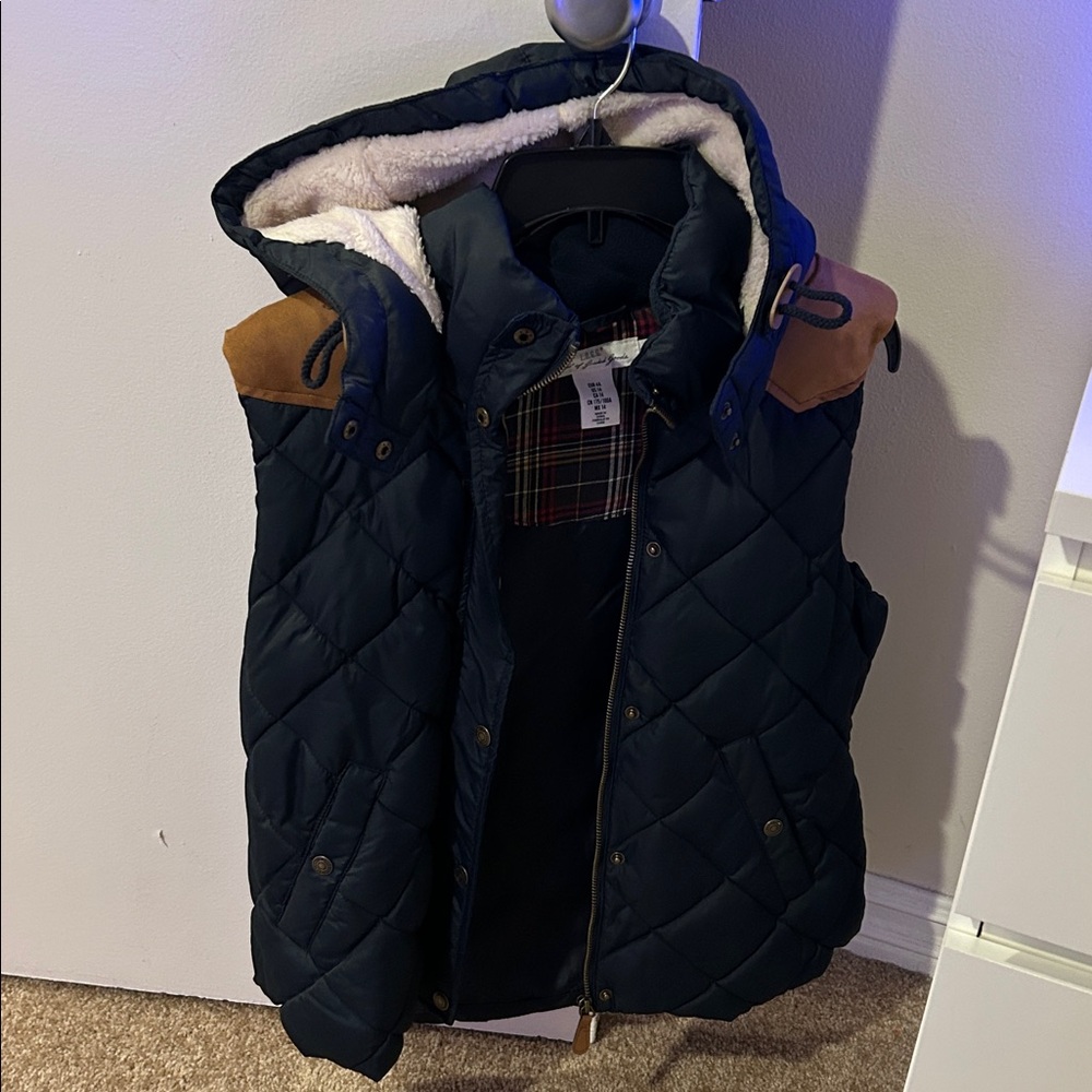 H&M Puffer Vest w/ removable fleece
Lined hood - Picture 2 of 3